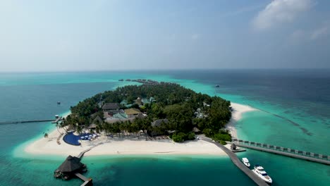 Vista-Aérea-Del-Complejo-De-Maldivas-Con-Piscina-En-La-Playa-Y-Bungalows-Sobre-El-Agua