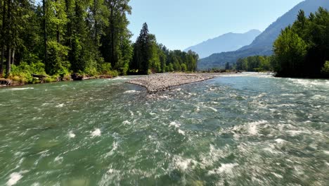 Chilliwack-River-Mit-Schnell-Fließendem-Wasser-In-Chilliwack,-British-Columbia,-Kanada---Pullback