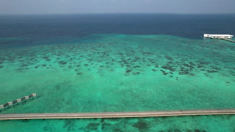 Luftaufnahme-Des-Malediven-riffs-Mit-Promenade-Und-Bootssteg