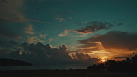 Farbenfroher-Sonnenuntergang-Im-Zeitraffer-Mit-Farbigen-Wolken,-Die-über-Ein-Griechisches-Sommermeer-Rollen