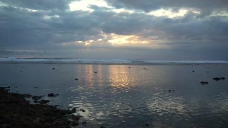 Tarde-Tranquila-Y-Nublada-En-La-Playa-De-Suluban,-Bali,-Indonesia-2