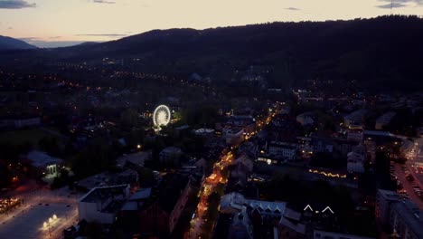 Sobrevuelo-Nocturno-De-Zakopane,-Polonia,-Una-Ciudad-Turística-Frente-A-Las-Montañas-Tatra,-Y-Su-Impresionante-Arquitectura-Tradicional-Goral-8