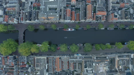 Obenliegende-Top-Down-Slider-Drohne-Aufnahme-Des-Amsterdamer-Kanals