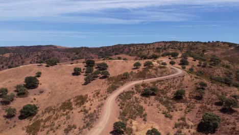 Ein-Blick-Auf-Die-Kurvenreiche-Unbefestigte-Straße-Auf-Abfallenden-Hügeln-Und-Bergen-Im-Alentejo,-Portugal