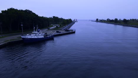 Pushing-West-through-the-Muskegon-lake-channel-in-the-early-gloomy-morning