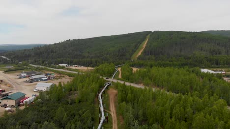 4K-Drohnenvideo-Der-Trans-Alaska-Pipeline,-Die-Unter-Der-Fahrbahn-In-Fairbanks,-Ak,-An-Einem-Sonnigen-Sommertag-Kreuzt-9