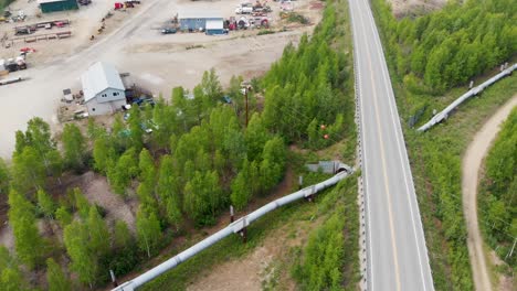 4K-Drohnenvideo-Der-Trans-Alaska-Pipeline,-Die-Unter-Der-Fahrbahn-In-Fairbanks,-Ak,-An-Einem-Sonnigen-Sommertag-Kreuzt-2