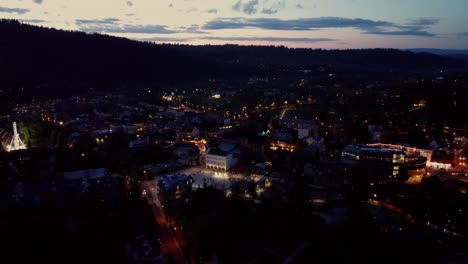 Sobrevuelo-Nocturno-De-Zakopane,-Polonia,-Una-Ciudad-Turística-Frente-A-Las-Montañas-Tatra,-Y-Su-Impresionante-Arquitectura-Tradicional-Goral-3