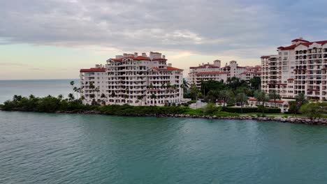 Filmische-Ansicht-Eines-Riesigen-Resorts-In-Der-Nähe-Eines-Ozeans-In-Miami,-Florida-|-Luftaufnahme,-Drohnenaufnahme-Eines-Riesigen-Gebäuderesorts-In-Der-Nähe-Eines-Ozeans-In-Miami-Videohintergrund-In-4k