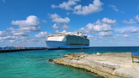 Luxus-Kreuzfahrtschiff-Im-Hafen-In-Der-Karibikinsel-Angedockt-|-Größtes-Kreuzfahrtschiff-Der-Welt,-Das-Auf-Der-Insel-Am-Hafenvideohintergrund-In-4k-Angedockt-Ist