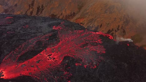 Luftaufnahme-Der-Lava,-Die-über-Den-Talboden-Des-Meradalir-Fließt-Und-Aus-Dem-Vulkan-Fagradalsfjall-Kommt