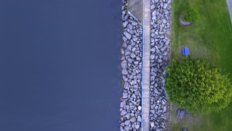 Eine-Spur-Aus-Der-Vogelperspektive-über-Die-Steinpromenade-An-Der-Südseite-Des-Muskegon-Kanals