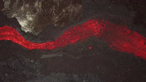 Luftaufnahme-Von-Oben-über-Einen-Lavafluss,-Der-Durch-Das-Meradalir-tal-In-Island-Fließt-Und-Aus-Dem-Vulkan-Fagradalsfjall-Ausbricht
