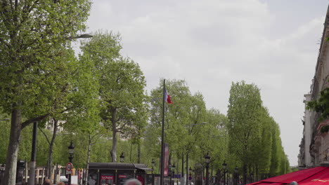 Französische-Flagge-Auf-Den-Champs-Élysées-An-Einem-Arbeitsreichen-Tag-Im-Frühling-4k