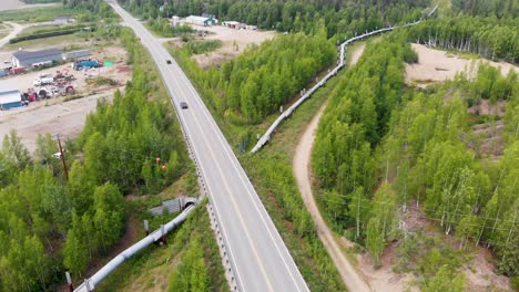 4K-Drohnenvideo-Der-Trans-Alaska-Pipeline,-Die-Unter-Der-Fahrbahn-In-Fairbanks,-Ak,-An-Einem-Sonnigen-Sommertag-Kreuzt-8