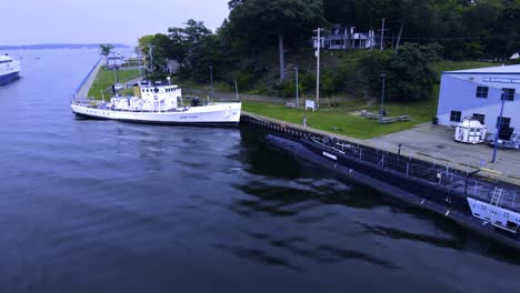 Ein-Paar-Boote-Legten-Tag-Für-Nacht-Im-Kanal-Zwischen-Muskegon-Lake-Und-Lake-Michigan-An