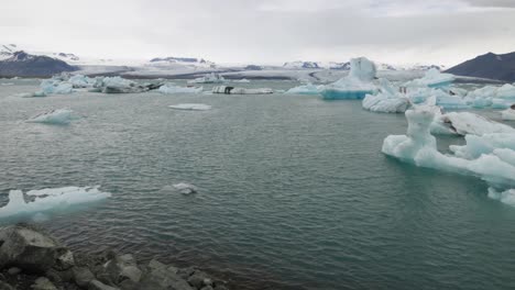Laguna-Glaciar-En-Islandia-Con-Video-Panorámico-De-Izquierda-A-Derecha