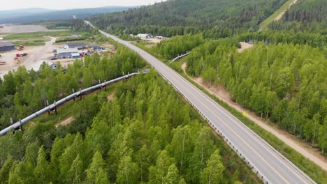 4K-Drohnenvideo-Der-Trans-Alaska-Pipeline,-Die-Unter-Der-Fahrbahn-In-Fairbanks,-Ak,-An-Einem-Sonnigen-Sommertag-Kreuzt-5