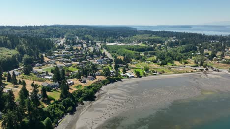 Wide-aerial-shot-of-waterfront-homes-in-Freeland,-Washington