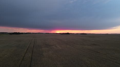 Aufsteigende-Weitwinkel-Drohnenaufnahmen-Von-Weitläufigem-Ackerland-In-Den-Prärien-Von-Alberta,-Kanada,-Bei-Sonnenuntergang