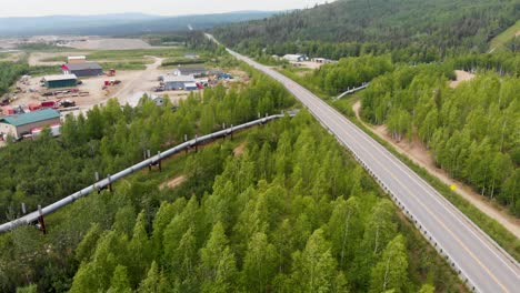 4K-Drohnenvideo-Der-Trans-Alaska-Pipeline,-Die-Unter-Der-Fahrbahn-In-Fairbanks,-Ak,-An-Einem-Sonnigen-Sommertag-Kreuzt-6