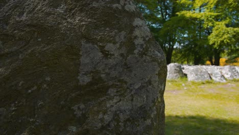 Piedra-Cubierta-De-Musgo-En-Círculo-De-Cairn-En-Balnuaran-De-Clava,-Escocia