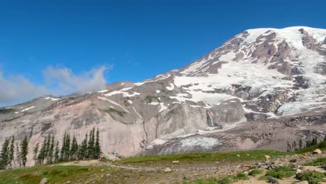 Close-up-panning-shot-of-Mount-Rainier-in-late-Summer-on-a-warm-sunny-day