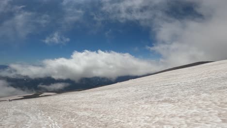 Vista-Panorámica-De-Los-Enormes-Campos-Nevados-Del-Monte-Rainier-Que-Conducen-A-La-Cumbre