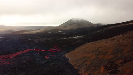 Vista-Aérea-Del-Paisaje-Del-Valle-De-Meradalir,-Islandia,-Con-El-Volcán-Fagradalsfjall-En-Erupción