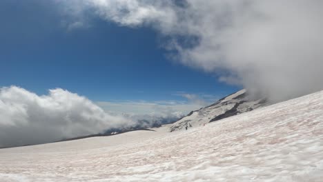 Vista-De-Las-Nubes-Pasando-Sobre-El-Monte-Rainier,-Tomada-En-La-Ladera-De-La-Montaña