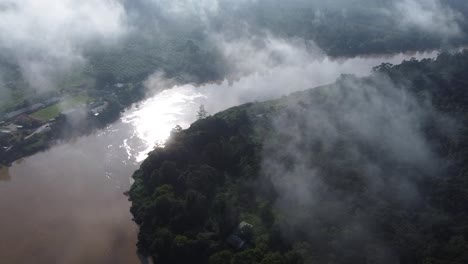 Kinabatang-Fluss-In-Borneo,-Luftbild.-Drone-Tilt-Up-Reveal-Shot