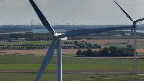 Sich-Drehende-Rotorblätter-Von-Windkraftanlagen-In-Einem-Windpark-In-Den-Niederlanden