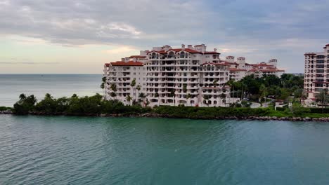 Filmische-Ansicht-Eines-Riesigen-Resorts-In-Der-Nähe-Eines-Ozeans-In-Miami,-Florida-|-Luftaufnahme,-Drohnenaufnahme-Eines-Riesigen-Gebäuderesorts-In-Der-Nähe-Eines-Ozeans-In-Miami-Videohintergrund-In-4k-1