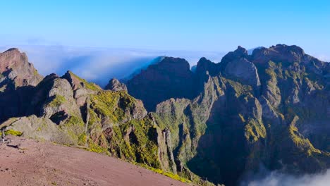 Gruppe-Von-Touristen,-Die-Auf-Dem-Bergpfad-Auf-Dem-Pico-De-Arieiro-In-Madeira-Portugal-Wandern