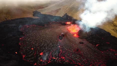 Panoramic-aerial-view-of-magma-and-lava-erupting-in-Meradalir-valley,-from-Fagradalsfjall-volcano,-with-smoke-coming-out