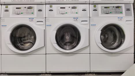 3-Verschiedene-Kleidungsstücke-In-Der-Haushaltswaschmaschine-Drei-Waschmaschinen-Mit-Unterschiedlicher-Geschwindigkeit-Und-Leistung-Waschlappen-Video-Hintergrund-Nahaufnahme-Video-Der-Sich-Drehenden-Trommelwaschmaschine
