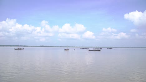 El-Barco-Está-Flotando-En-El-Vasto-Río-De-Bengala