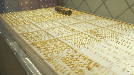Turkish-jewelry-shop-showcase-of-gold-jewelry