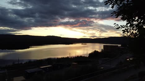 Fliegen-Durch-Bäume,-Um-Einen-Fantastischen-Sonnenuntergang-über-Einem-See-In-Norwegen-Zu-Hinterlassen