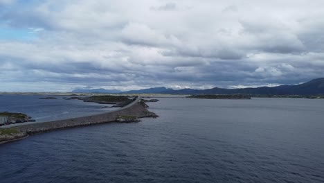 Volando-Hacia-El-Famoso-Puente-De-La-Carretera-Atlántica-En-Noruega