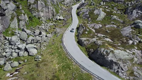 Coche-Conduciendo-Por-Una-Hermosa-Carretera-De-Paso-En-Medio-De-Noruega-2