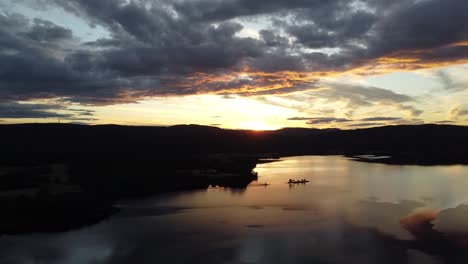 Fliegen-über-Einem-See-In-Norwegen-Mit-Einem-Fantastischen-Sonnenuntergang-Am-Horizont-1