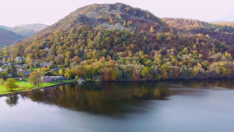 Drohnenansicht-Der-Farbenfrohen-Herbstbaumszene-Ullswater-Lake-Im-Lake-District-National-Park