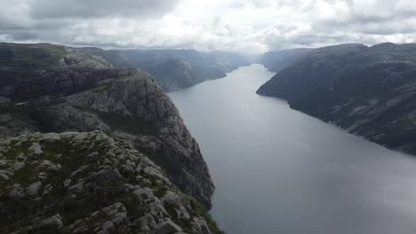 Schöne-Aussicht-über-Den-Berühmten-Lysefjord-In-Norwegen