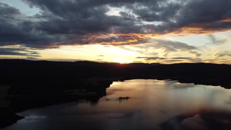 Fliegen-über-Einem-See-In-Norwegen-Mit-Einem-Fantastischen-Sonnenuntergang-Am-Horizont