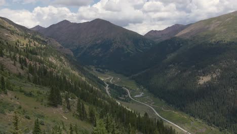 Luftaufnahmen-Aus-Den-Colorado-Mountains.-Einführungsvideo