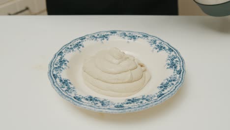 Hummus-Servido-En-Un-Plato---Comida-Tradicional-De-Oriente-Medio