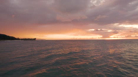 Bewölkter-Sonnenunterganghimmel-über-Plätscherndem-Meereswasser-An-Der-Nordküste-Von-Oahu-In-Hawaii