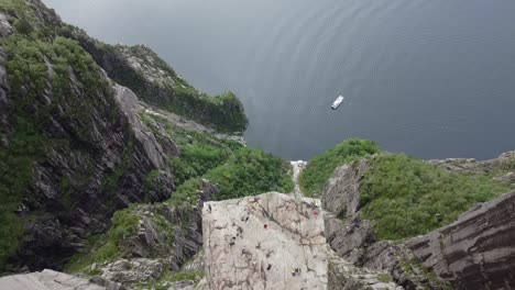 Vista-De-Pájaro-Sobre-El-Famoso-Preikestolen-En-Noruega