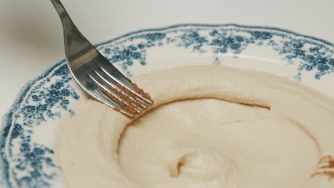Hummus-dip-Auf-Einem-Teller,-Dekorieren-Mit-Gabel---Traditionelles-Arabisches-Gericht